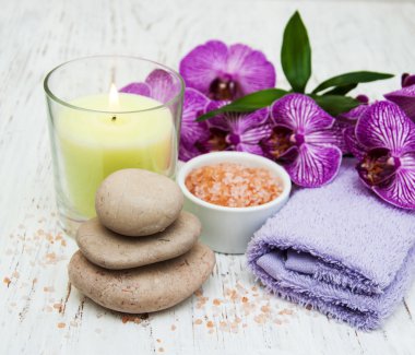 Mum, orkide ve havlu