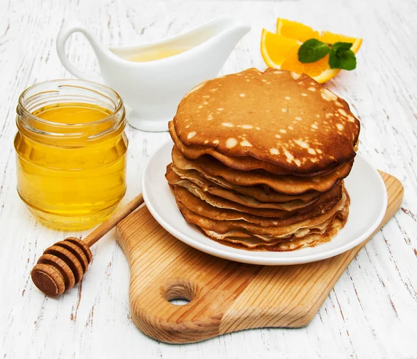 Pfannkuchen mit Honig — Stockfoto