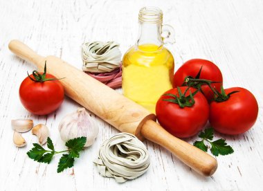 zeytinyağı, fettuccine yuva, sarımsak ve domates