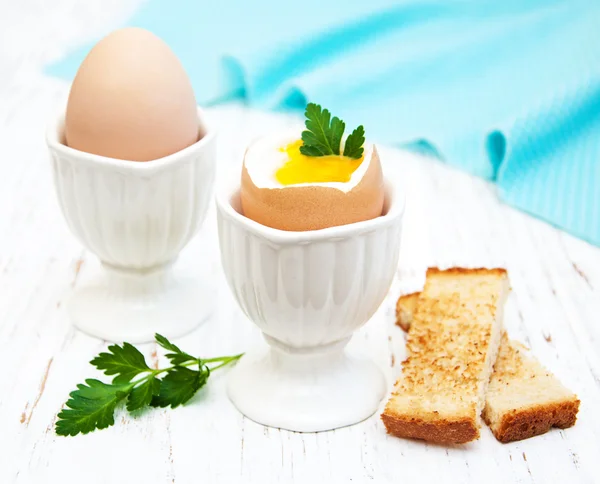 Ontbijt met eieren en toast — Stockfoto