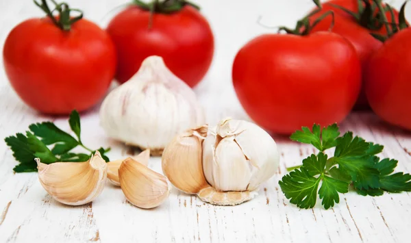 Garlic, parsley and tomatoes — Stock Photo, Image