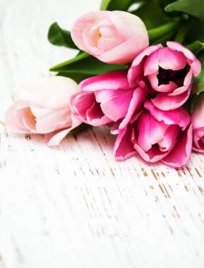 Bir buket pembe lale.