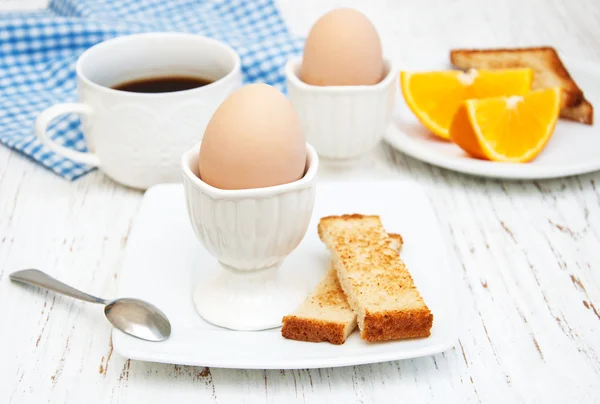 Gekookte eieren voor het ontbijt — Stockfoto