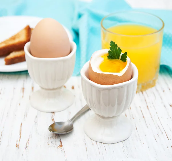 Gekookte eieren voor het ontbijt — Stockfoto