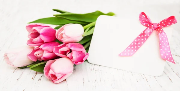 Tulipani con una carta — Foto Stock