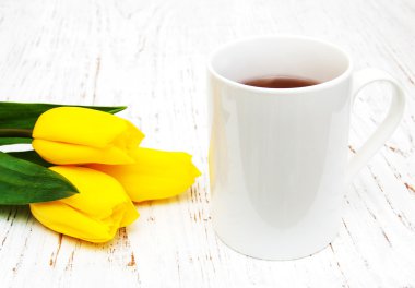 Fincan çay ve Sarı laleler