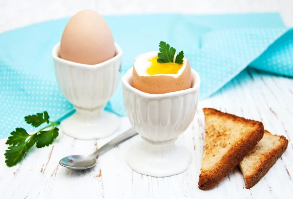 Ontbijt met eieren en toast — Stockfoto