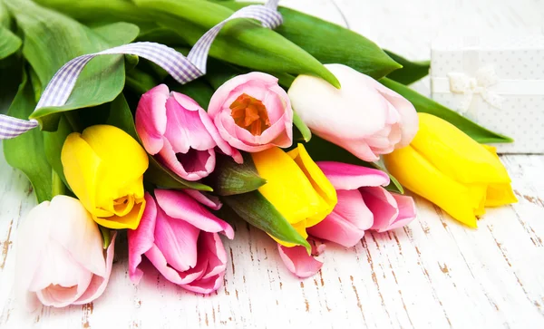 Tulips and gift — Stock Photo, Image