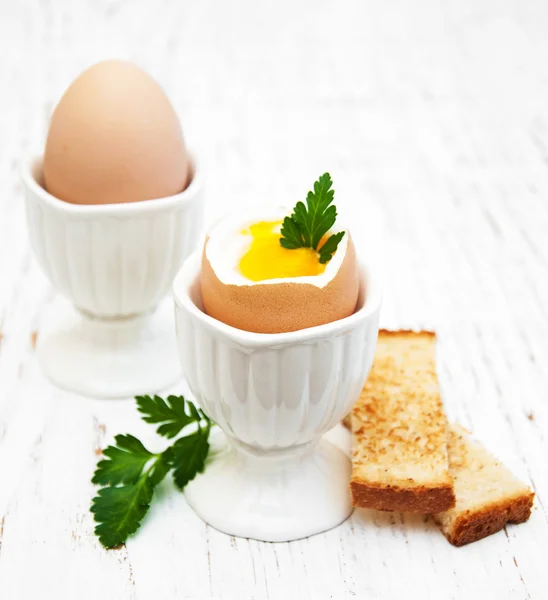 Ontbijt met eieren en toast — Stockfoto