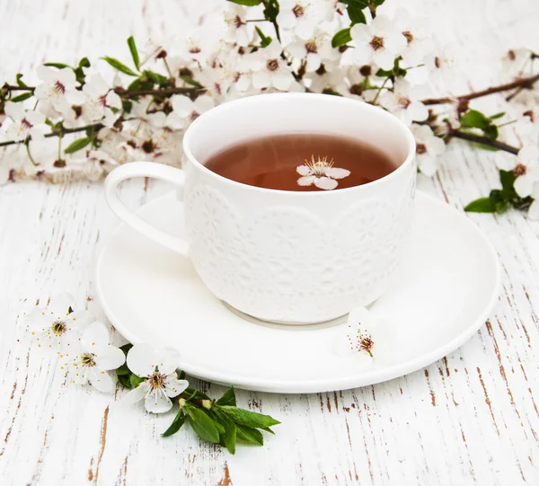 Tazza di tè e fiori di primavera — Foto Stock