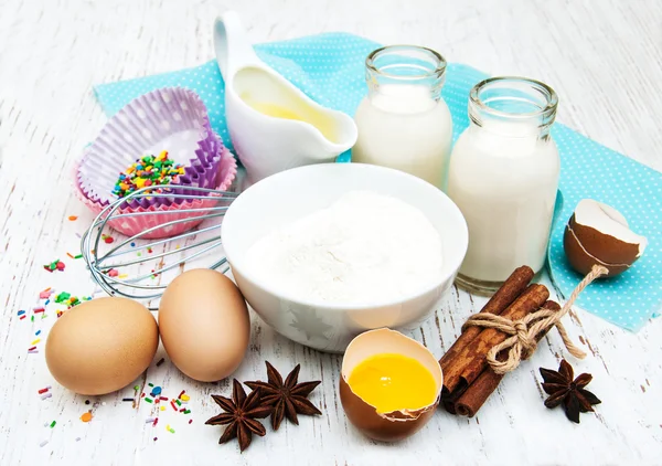 Zutaten für das Backen von Cupcakes — Stockfoto