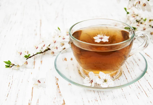 Kopje thee en het voorjaar bloeien — Stockfoto