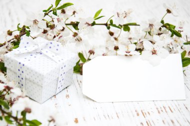 Bahar çiçeği ve hediye kutusu