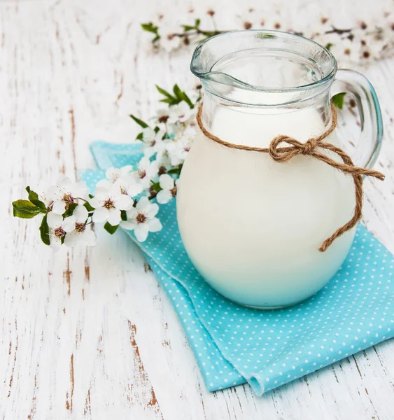 Leche y flor de primavera — Foto de Stock