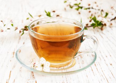 Fincan çay ve bahar çiçeği