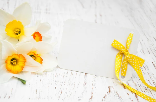 Narcissen bloemen met kaart — Stockfoto