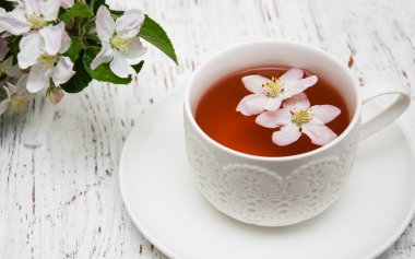 Fincan çay ve bahar çiçeği