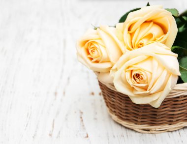 Gül ahşap masa üzerinde