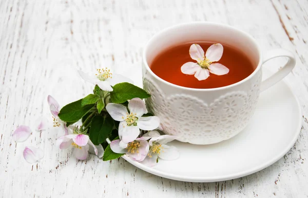 Tazza di tè e fiori di primavera — Foto Stock