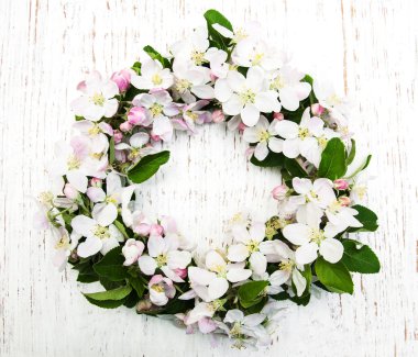 Çelenk elma çiçekleri ile
