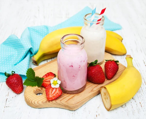 Muz ve çilek ile yoğurt