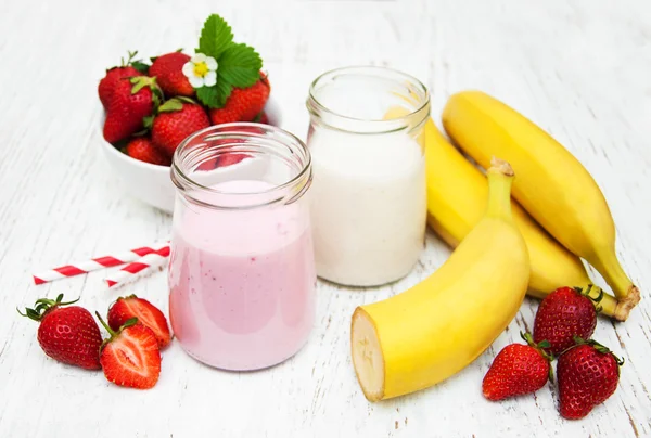 Bananer og jordbær med yoghurt stockbilde