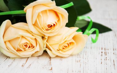 Gül ahşap bir masa üzerinde