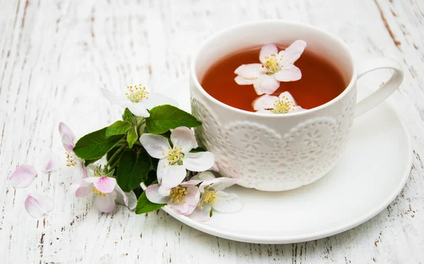 Tazza di tè e fiori di primavera — Foto Stock