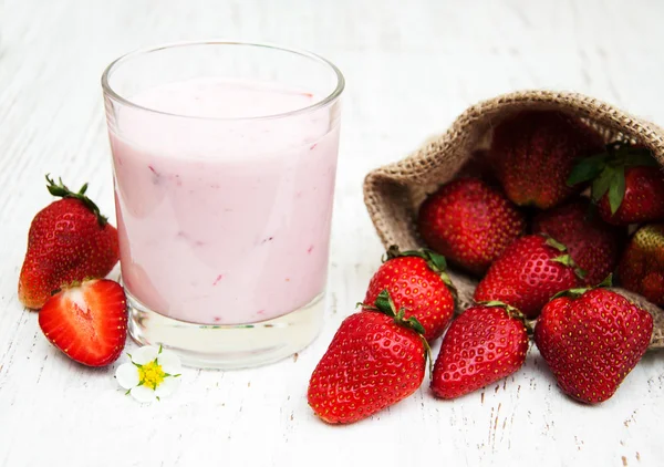 Strawberry yogurt — Stock Photo, Image