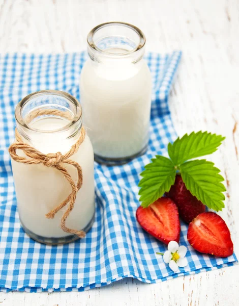 Milch und Erdbeeren — Stockfoto