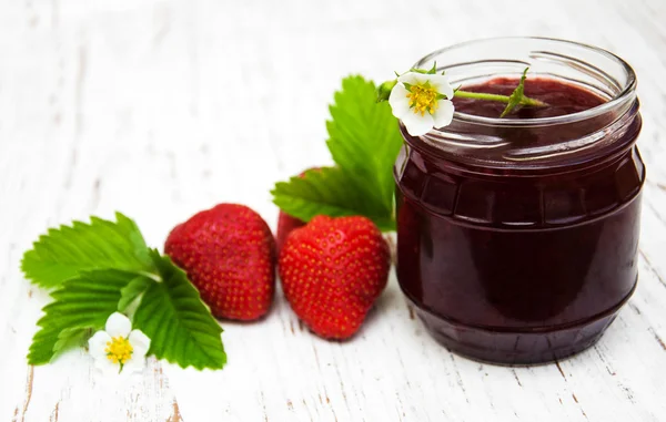 Erdbeermarmelade und frische Erdbeeren — Stockfoto