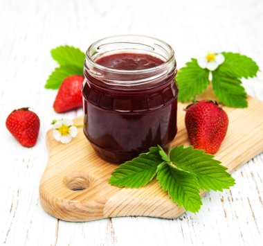 Çilek reçeli ve taze çilek.