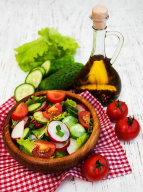 Bahar domates, salatalık ve turp salatası
