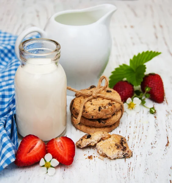 Leche, galletas y fresas —  Fotos de Stock