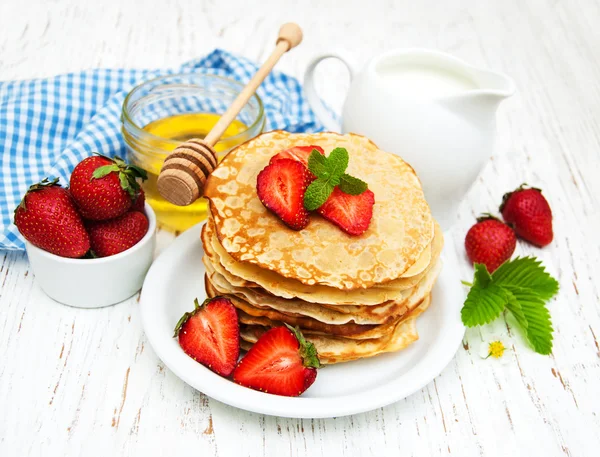 Pancakes with strawberries — Stock Photo, Image