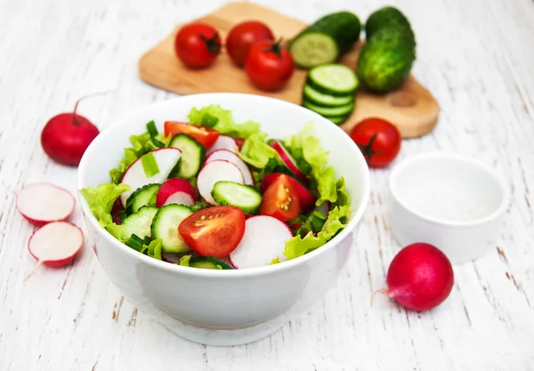 Spring sallad med tomat, gurka och rättika — Stockfoto