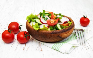 Bahar domates, salatalık ve turp salatası