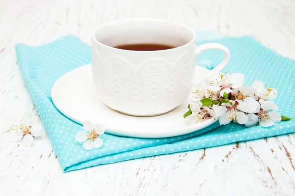 Tazza di tè e fiori di primavera — Foto Stock