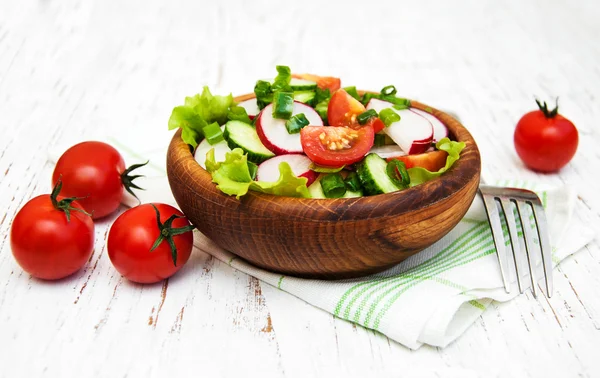 Bahar domates, salatalık ve turp salatası