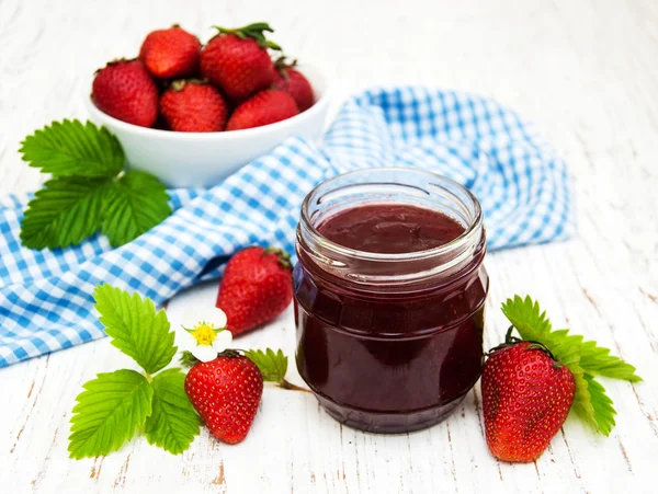 Mermelada de fresa y fresas frescas — Foto de Stock