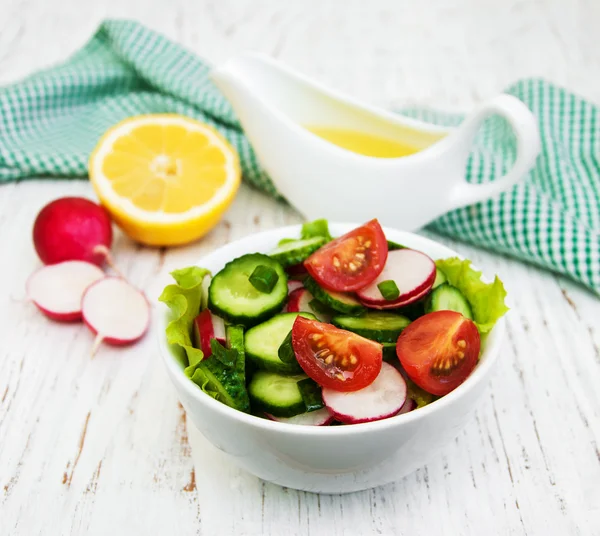 Voorjaar salade met tomaat, komkommer en radijs — Stockfoto