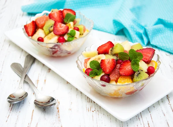 Salada com frutas frescas — Fotografia de Stock