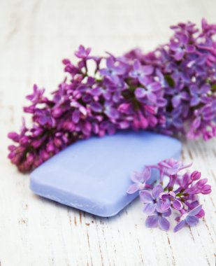 Doğal sabun ve Lila çiçek