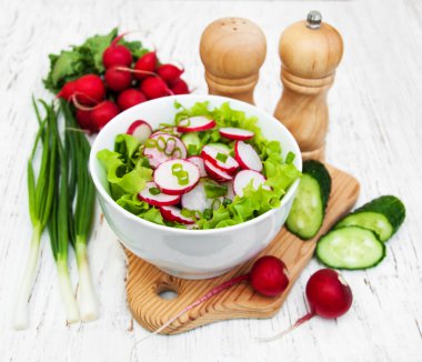 Bahar salatası salatalık ve turp