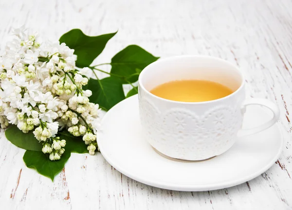 Csésze tea-lila virágok — Stock Fotó