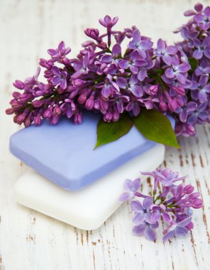 Doğal sabun ve Lila çiçek