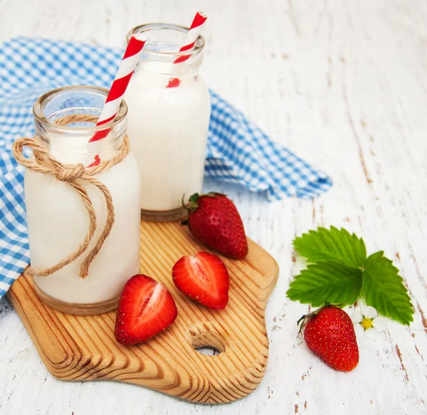 Milch und Erdbeeren — Stockfoto