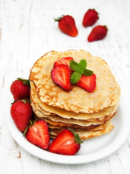 Pfannkuchen mit Erdbeeren — Stockfoto