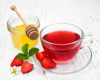 Çilek ve ballı meyve çayı