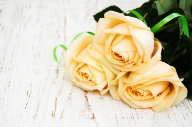 Gül ahşap bir masa üzerinde